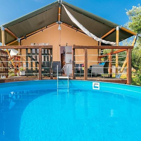 Prima Insula Glamping Hotel Brusici Ngoại thất bức ảnh