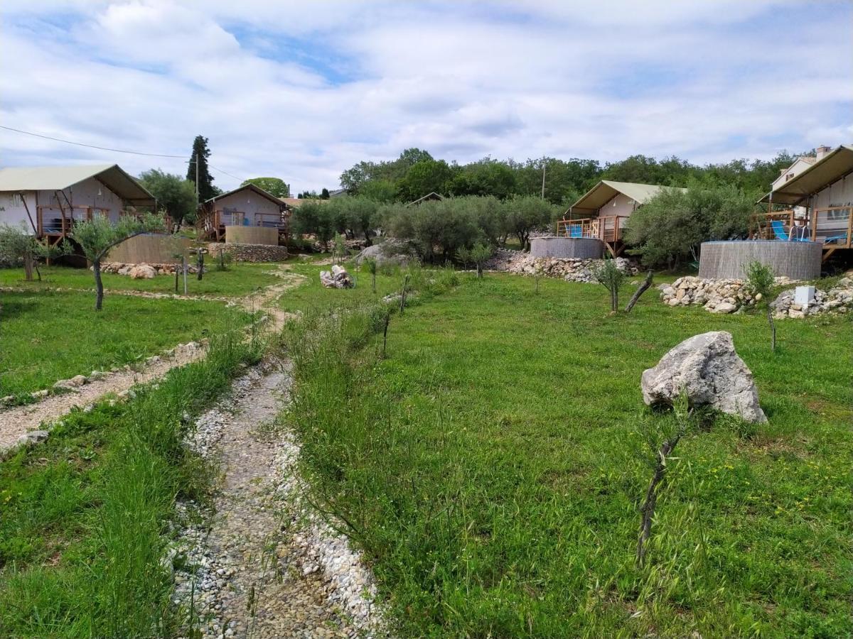 Prima Insula Glamping Hotel Brusici Ngoại thất bức ảnh