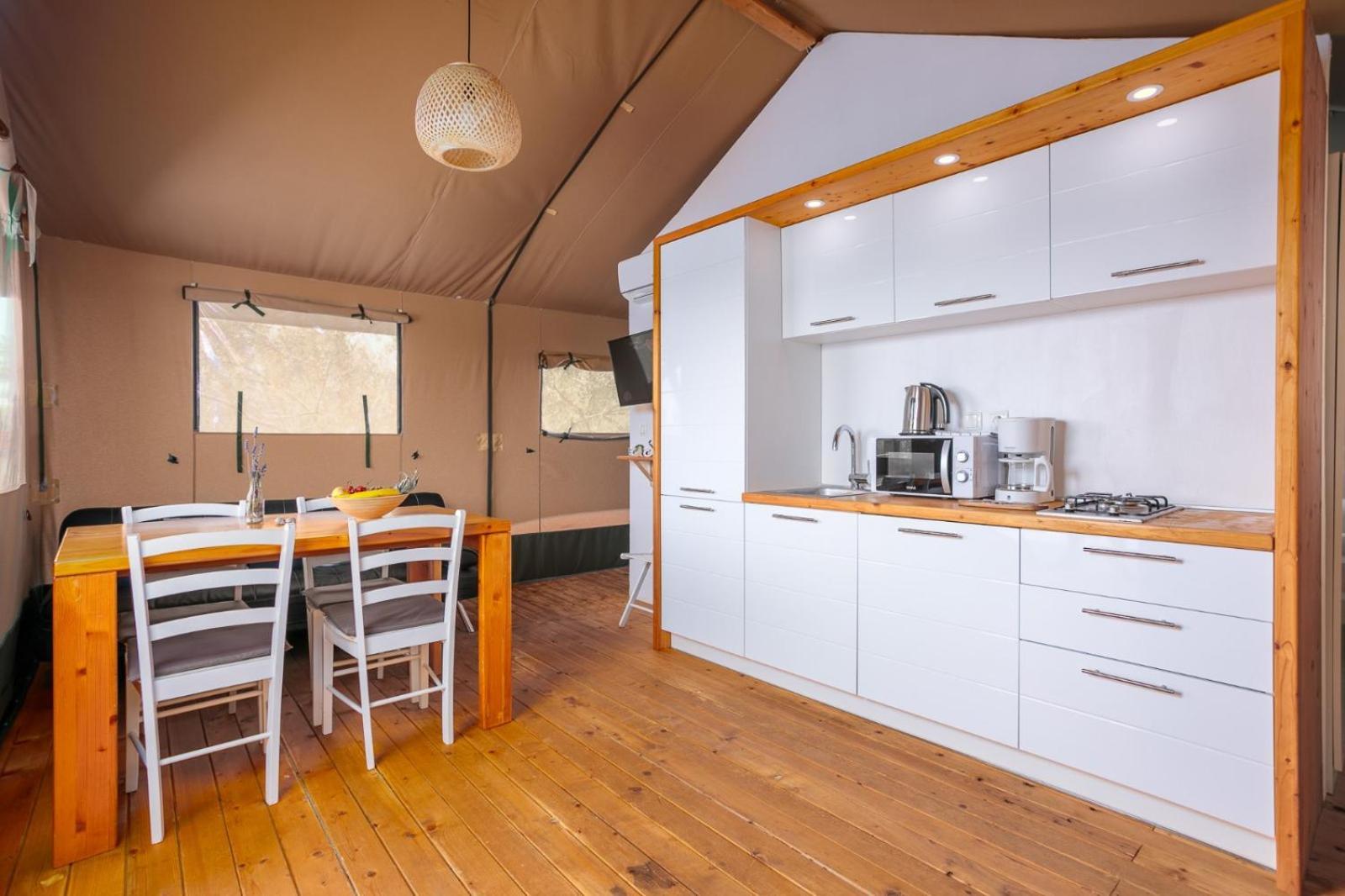 Prima Insula Glamping Hotel Brusici Ngoại thất bức ảnh